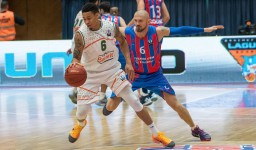 Levente Szijarto in duel cu A.J. Slaughter