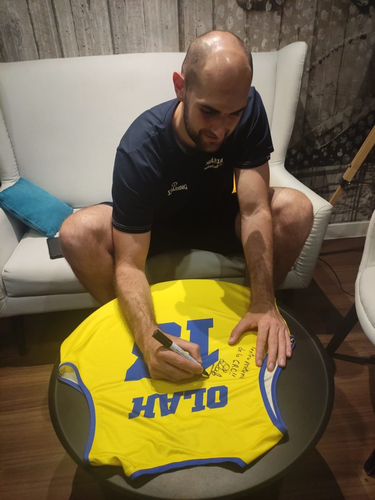 Alex Olah da autografe